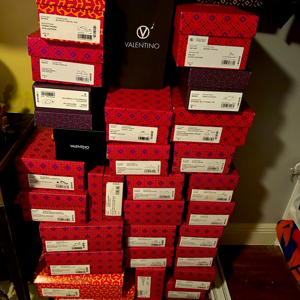 Tory Burch shoebox with tissue and bags $10 each size 8 1/2 six 7 1/2 and apes